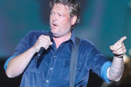 Blake Shelton pointing